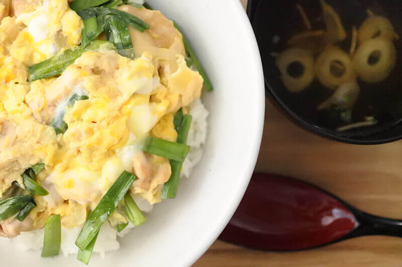 卵とのゴールデンコンビ！ニラ玉親子丼。